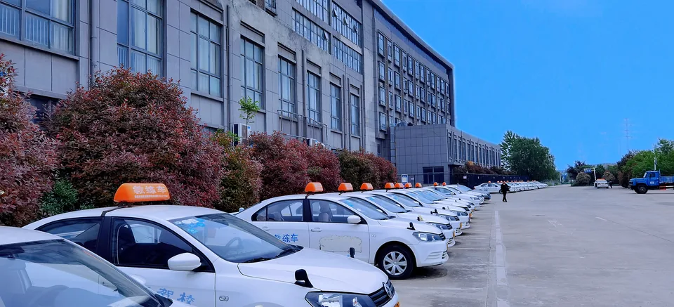 阜阳驾培教学楼与训练车辆场地实景