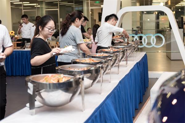图2 客户享用丰富自助餐.JPG