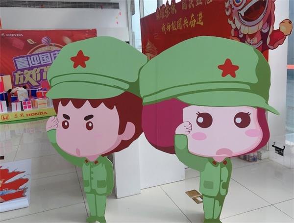 芜湖东本店内摆放的敬礼展示牌_看图王.jpg