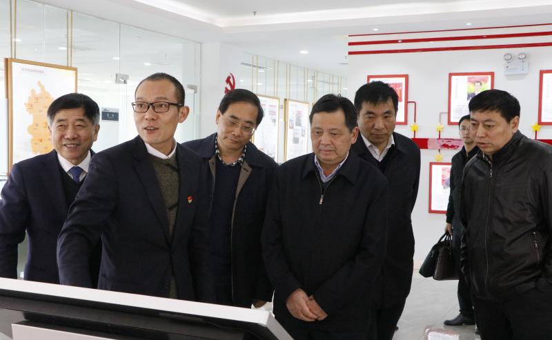 陶书记一行参观亚夏党建展厅_看图王(1).JPG